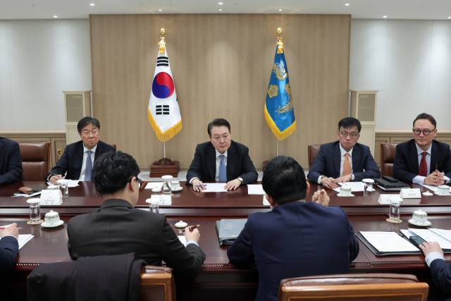 ▲윤석열 대통령이 지난 2월 21일 서울 용산 대통령실 청사에서 한동훈 법무부·원희룡 국토부 장관, 윤희근 경찰청장, 권기섭 노동부 차관 등으로부터 '건설현장 폭력 현황과 실태'를 보고받고 있다. ⓒ연합뉴스