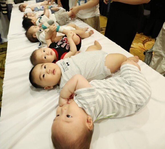 지난 2018년 6월 27일 오후 호텔인터불고 대구에서 열린 건강한 모유수유아 선발대회에 참가한 아기들. 대구=연합뉴스 제공