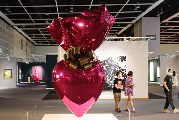 28일 홍콩 컨벤션 센터(HKCEC) 크리스티 홍콩 경매장에서 열린 '크리스티홍콩 봄 경매' 전시장에 제프 쿤스의 작품‘성스러운 하트'가 전시되어 있다. 홍콩=이제원 선임기자