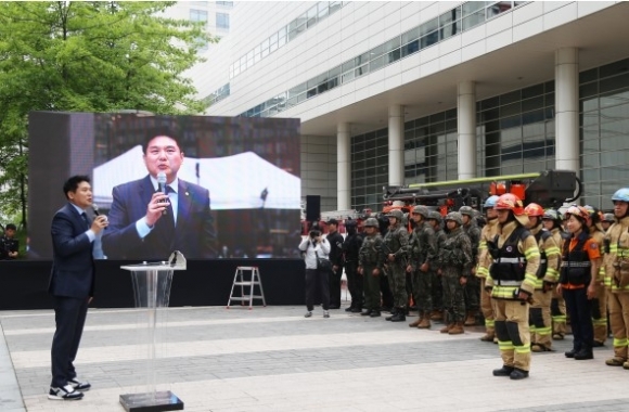 지난 30일 ‘2023년 시·구 합동 안전강남훈련’에 참가해 격려의 메시지를 전하는 김길영 의원