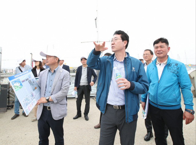 정명근 화성시장이 1일 화성 뱃놀이 축제 개막을 앞두고 현장 로드체킹에 나서고 있다. 사진 제공 = 화성시