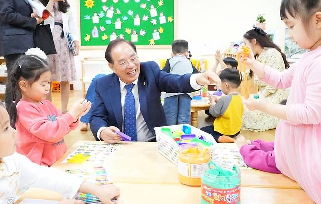 하윤수 부산시교육감이 1일 오후 남천 유치원 강당에서 ‘유치원 좋은수업 나눔 토크’ 에 직접 참석하고 아이들과 소통하고 있는 모습. 사진제공ㅣ부산시교육청