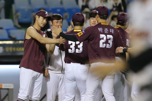 이정후(맨 왼쪽)가 31일 대전 한화전 승리 직후 더그아웃으로 들어오는 동료들을 반기고 있다. /사진=키움 히어로즈