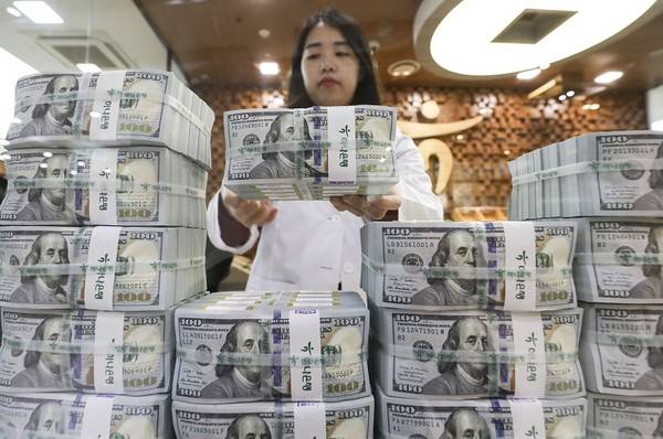 한국은 교역량이 많은 나라이기 때문에 환율의 급격한 변동은 경제에 무리가 될 수밖에 없다. 우리 정부가 외환시장의 전면 개방을 받아들이지 않은 이유다. [사진=뉴시스]&nbsp;