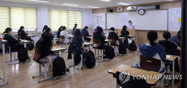 6월 모평 준비하는 고3 학생들 (서울=연합뉴스) 2024학년도 대학수학능력시험 6월 모의평가가 실시된 1일 서울 영등포구 여의도여자고등학교에서 학생들이 시험 시작을 기다리고 있다. 2023.6.1 [사진공동취재단] photo@yna.co.kr