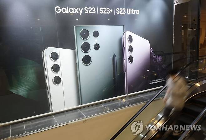 삼성전자 1분기 반도체 적자 4.6조 (서울=연합뉴스) 류영석 기자 = 삼성전자가 1분기 매출 실적을 발표한 27일 서울 서초구 삼성 딜라이트 샵의 모습.
이날 삼성전자는 연결 기준 올해 1분기 영업이익이 6천402억원으로 지난해 동기보다 95.5% 감소한 것으로 잠정 집계됐다고 공시했다. 매출은 63조7천454억원으로 작년 동기 대비 18.1% 감소했다. 순이익은 1조5천746억원으로 86.1% 줄었다. 특히 반도체를 담당하는 디바이스솔루션(DS) 부문에서 무려 4조5천800억원의 적자를 기록했다. 2023.4.27 ondol@yna.co.kr