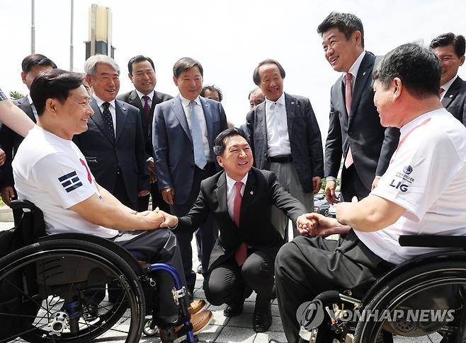 상이군경 선수들과 손 맞잡고 인사하는 김기현 (수원=연합뉴스) 홍기원 기자 = 국민의힘 김기현 대표가 1일 오전 경기도 수원시 장안구 보훈재활체육센터에서 열린 보훈재활체육 활성화를 위한 현장방문에서 상이군경체육회 선수들과 인사하고 있다. 2023.6.1 xanadu@yna.co.kr