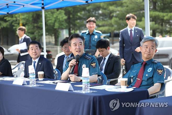 증평 방문한 윤희근 경찰청장 (증평=연합뉴스) 윤희근(가운데) 경찰청장이 1일 오후 이재영(왼쪽) 증평군수와 김교태(오른쪽) 충북경찰청장과 함께 증평경찰서 신설사업 부지를 방문한 뒤 이야기하고 있다. 2023.6.1 [경찰청 제공. 재판매 및 DB 금지] vodcast@yna.co.kr