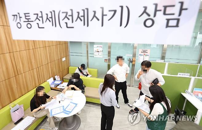 전세사기 특별법 시행 첫날, 종합지원센터 찾은 시민들 (서울=연합뉴스) 김도훈 기자 = 전세사기 피해 지원을 위한 특별법 시행 첫날인 1일 오후 서울시청 서소문 별관 내 전·월세 종합지원센터가 민원인으로 붐비고 있다. 2023.6.1 superdoo82@yna.co.kr