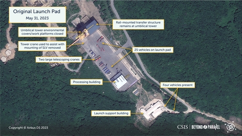북한 정찰위성 발사 직후 서해위성발사장 기존 발사장 모습 "발사후 작업 포착" (서울=연합뉴스) 북한이 5월31일 발사한 정찰 위성은 동창리 서해위성발사장의 기존 발사장에서 쏘아올려진 것으로 보인다고 미국 전략국제문제연구소(CSIS) 산하 북한 전문 사이트 '분단을 넘어'가 분석했다. 사진은 발사 5시간 후에 촬영된 위성사진으로 십여대 차량이 발사장 주변에서 정리 작업을 하는 모습이 포착됐다. 2023.6.1 [CSIS/Beyond Parallel/Airbus DS 제공. 국내에서만 사용 가능. 재배포-재판매 및 DB금지. For Use Only in the Republic of Korea. No Redistribution]