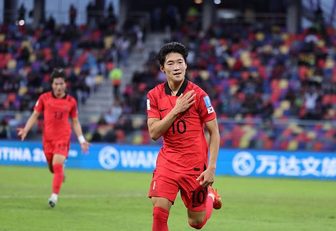 2일(한국시간) 아르헨티나 산티아고 델 에스테로 스타디움에서 열린 2023 국제축구연맹(FIFA) 20세 이하(U-20) 월드컵 16강전 한국과 에콰도르의 전반전 경기에서 배준호가 두 번째 골을 넣은 뒤 기뻐하고 있다. 사진=연합뉴스