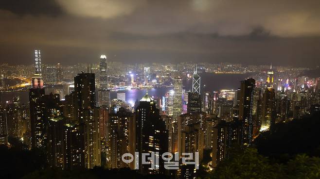 피크에서 내려다 본 홍콩의 야경. 고층 빌딩이 빛을 밝히고 있다. (사진=김명상 기자)