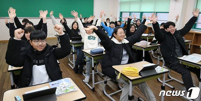 실내 마스크 착용 의무가 해제된 30일 대전 중구 글꽃초등학교 6학년 학생들이 교실에서 마스크를 벗고 수업에 참여하고 있다. 2023.1.30/뉴스1 ⓒ News1 김기태 기자