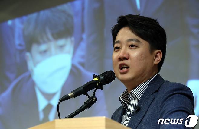 이준석 전 국민의힘 대표가 지난달 26일 오후 서울 성북구 국민대학교 본부관 학술회의장에서 '논쟁 사회를 위한 고민'을 주제로 특강을 하고 있다. ⓒ News1 박정호 기자