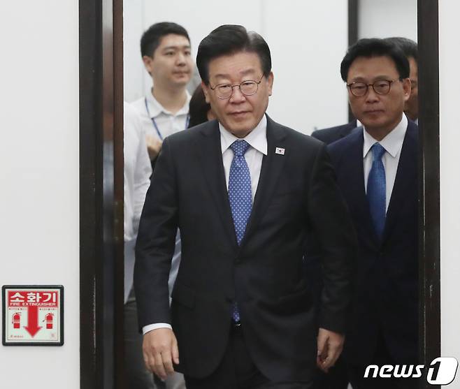 이재명 더불어민주당 대표가 2일 오전 서울 여의도 국회에서 열린 최고위원회의에 참석 하고 있다. 2023.6.2/뉴스1 ⓒ News1 송원영 기자