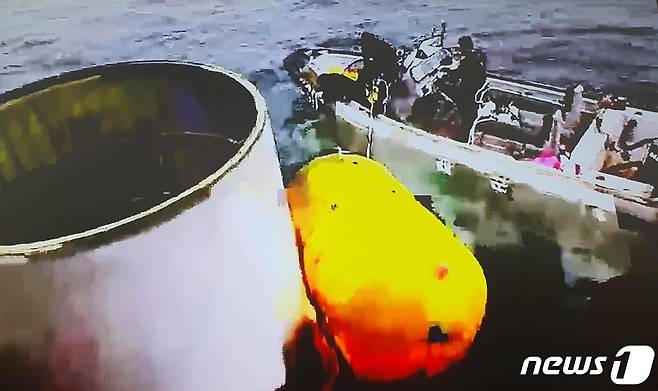 합동참모본부는 31일 우리 군이 오전 8시5분쯤 서해 어청도 서방 200여㎞ 해상에서 북한이 주장하는 '우주 발사체'의 일부로 추정되는 물체를 식별해 인양 중이라고 밝혔다. 우리 해군함이 나가 있는 곳은 북한이 이날 쏜 발사체가 비정상 비행 후 추락한 공해상인 것으로 알려졌다. 어청도는 전북 군산항에서 서쪽으로 약 66㎞ 거리에 위치한 섬이다. (합동참모본부 제공) 2023.5.31/뉴스1