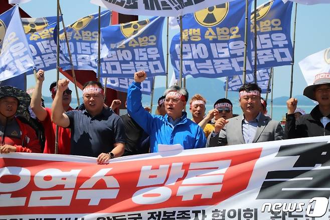 전남 완도 어업인들이 2일 오전 완도군 고금면 항동 선착장 인근에서 후쿠시마 오염수 방류저지를 위한 해상선박시위를 진행했다. (대동세상 제공)/뉴스1 ⓒ News1