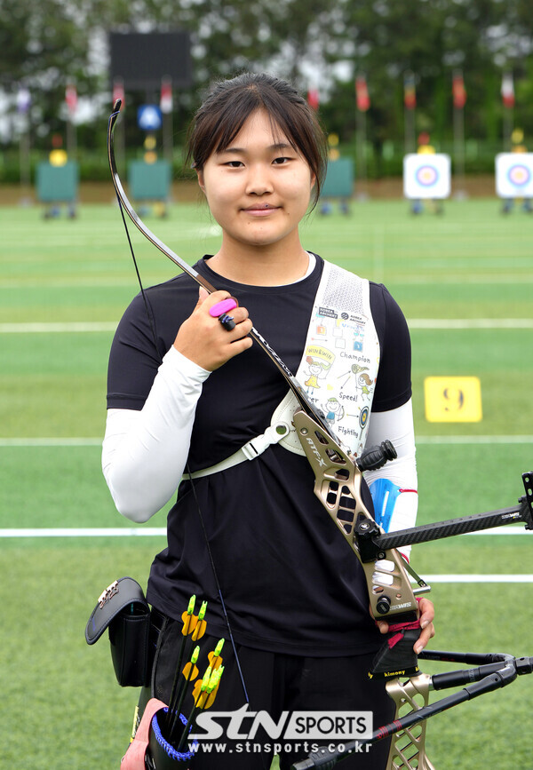 제 52회 전국소년체육대회 양궁 여자 중등부 3관왕을 차지한 최은 선수 사진┃박진명 기자