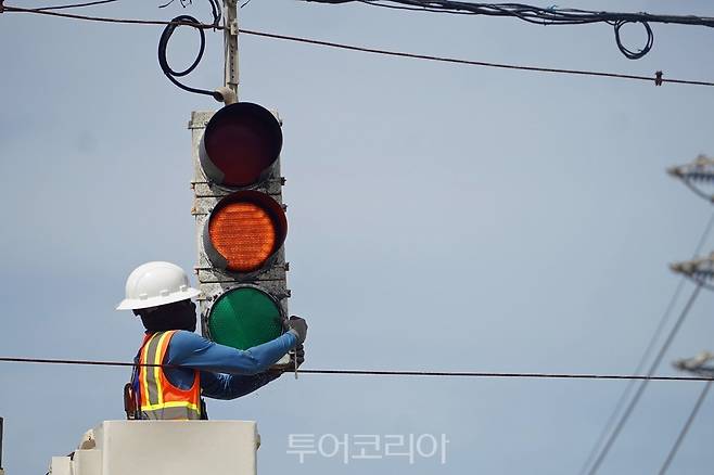 태풍 피배 '괌' 현지 시설물 복구 작업 중