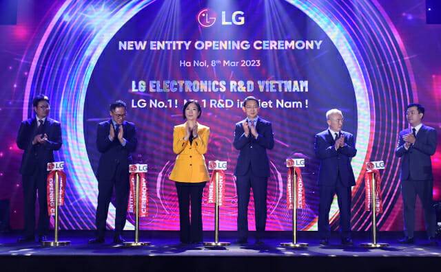 2023년 3월 8일 베트남 하노이에서 (사진 왼쪽 두 번째부터)LG전자 베트남 R&D법인장 정승민 책임, 주베트남 대한민국 대사관 오영주 대사, LG전자 VS연구소장 이상용 전무 등 주요인사가 참여한 가운데 ‘LG전자 베트남 R&D법인 개소식’을 진행했다.(사진=LG전자)
