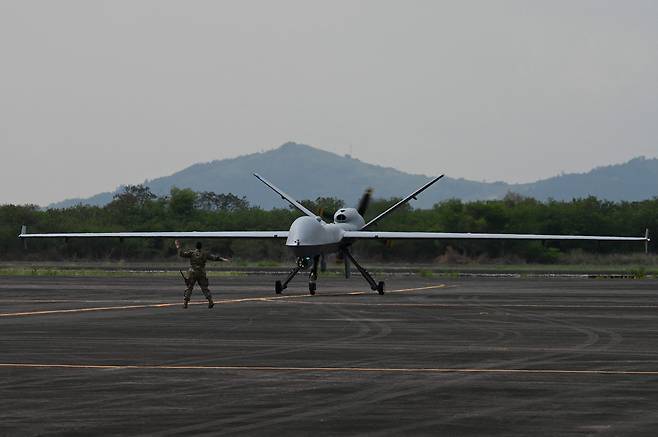 4월23일 미 공군의 MQ-9 리퍼(Reaper) 드론이 필리핀 수빅만의 경제 무역 자유지역 내 기지에서 한 병사의 유도를 받으며 착륙하고 있다./AFP연합뉴스