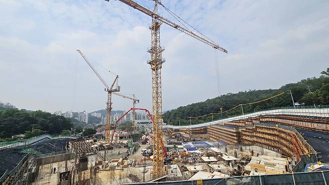 서울시 관악구 신림동 316-62 일원의 '서울대벤처타운역 푸르지오' 공사현장. 관악산 자락 경사진 부지를 깎아내 공사를 진행하고 있다. 이 부분은 차후 옹벽으로 조성될 예정이다./조은임 기자