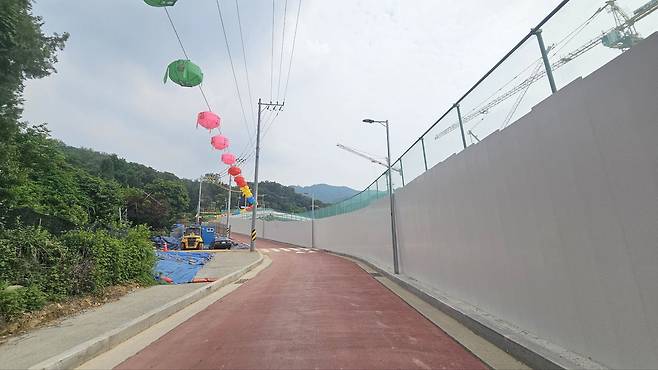 '서울대벤처타운역 푸르지오' 공사현장 바깥의 모습. 현장은 산자락에 위치해 있으며, 아직 특별한 편의시설을 찾아보기는 어렵다./조은임 기자