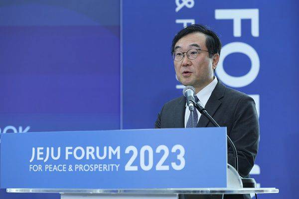 제18회 평화와 번영을 위한 제주포럼의 개회식이 지난 1일 제주 국제컨벤션센터에서 개최됐다. ‘인도-태평양 지역의 글로벌 협력 확대’ 세션에서 이도훈 외교부 제2차관이 기조연설을 진행하고 있다. /외교부 제공