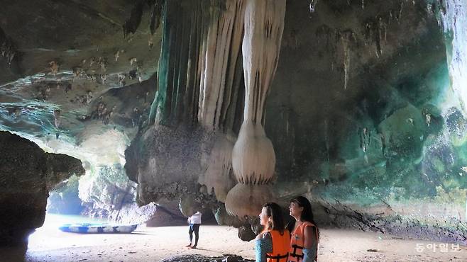 코딸라벵 바다 동굴의  기묘한 종유석을 보고 즐거워하는 관광객들. 카약을 이용해 바다 동굴로 상륙할 수 있다. 안영배 기자