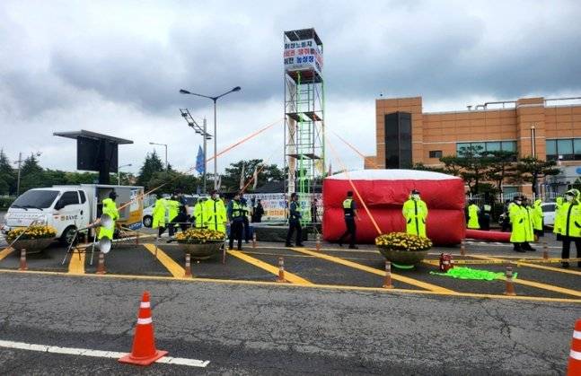 전남경찰청은 31일 전남 광양시 금호동 포스코 광양제철소 인근 도로에 높이 7ｍ 망루를 설치하는 등 불법집회를 벌인 한국노총 금속노련 관계자를 붙잡아 조사하고 있다고 밝혔다. 사진은 고공 농성장 주변에서 경찰이 추락 상황에 대비하는 모습. 전남경찰청