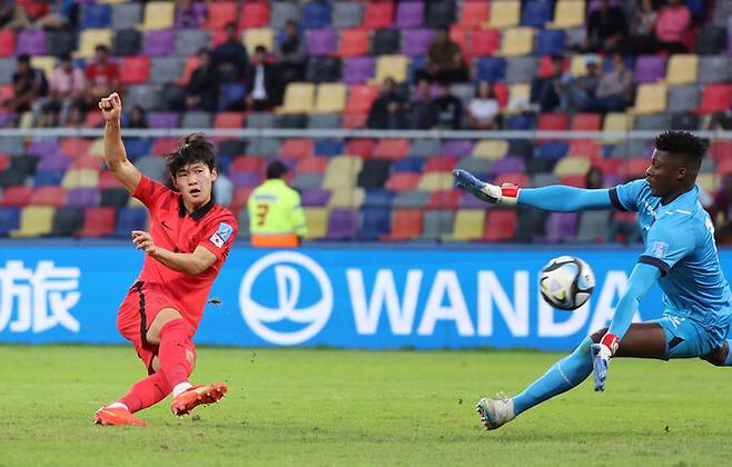 배준호가 1일(현지시각) 열린 2023 국제축구연맹(FIFA) U-20 월드컵 16강전 에콰도르와 경기에서 팀의 두 번째 골을 넣고 있다. 산티아고/연합뉴스