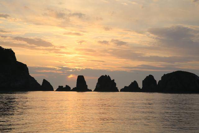 섬의 생김새가 말안장을 닮았다 해서 안마도라는 이름이 붙었지만, 주민들은 바다 위 떠 있는 모습이 서해의 금강산을 닮았다고 해서 해금강(海金剛)이라 부른다. 해 질 녘 안마도 풍경. 한국섬진흥원 제공