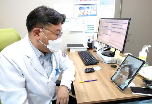 지난달 30일 서울 도봉구 한 의원에서 영상통화를 이용한 비대면진료 과정을 취재진에게 시연하고 있다. 보건복지부 제공