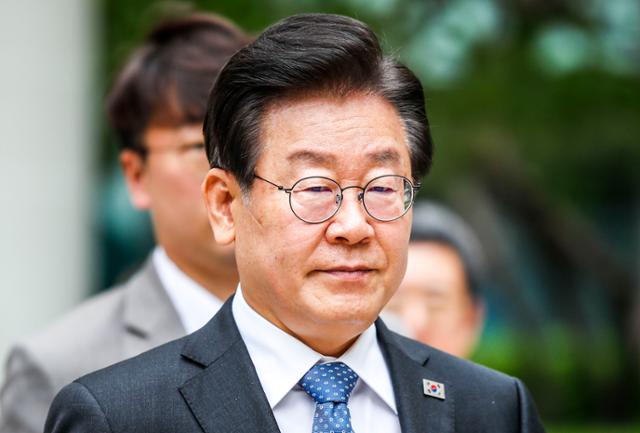 이재명 더불어민주당 대표가 서울중앙지법에서 열린 공직선거법 위반 혐의 재판을 마친 뒤 법원을 나서고 있다. 뉴시스