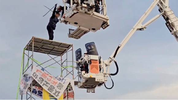 지난달 31일 경찰이 전남 광양시 금호동 포스코 광양제철소 인근 도로에서 망루 농성중인 한국노총 금속노련 관계자를 진압하기 위해 접근하고 있다. (사진=전남경찰청 제공) [사진=뉴시스]