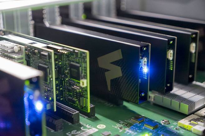 퓨리오사AI 워보이는 빠른 제품 양산을 앞세워 국산 NPU 시장에서 두각을 나타내고 있다. 출처=IT동아