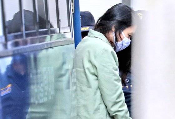 전 남편과 의붓아들을 살해한 혐의로 구속기소된 고유정이 2020년 2월 20일 오후 1심 선고 공판에 출석하기 위해 제주지법에 도착해 호송차에서 내리고 있다. [연합뉴스]