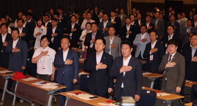 ▲ 2일 여의도 중소기업중앙회에서 열린 국민의힘 전국 당협위원장 워크숍에서 김기현 대표와 윤재옥 원내대표 등이 국민의례를 하고 있다. 연합뉴스