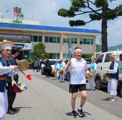 ▲ 성화봉송 그랜드슬램을 달성한 박영봉 청운재 원장은 2일 오전 옥계면 일원에서 성화영접식을 마친 뒤 성화봉송 1번 주자로서 제1구간인 옥계면 구간을 달렸다.