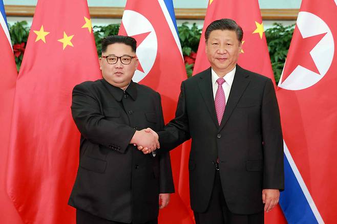 김정은 북한 국무위원장과 시진핑 중국 국가주석이 2018년 9월 중국 다롄에서 만나 악수하고 있다. 노동신문|연합뉴스