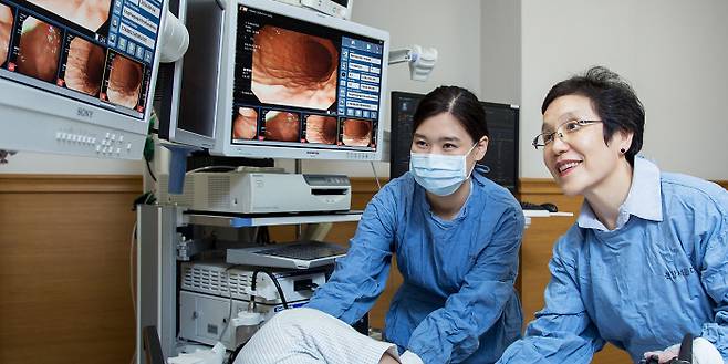 김나영 분당서울대병원 소화기내과 교수가 위내시경 검사를 하고 있다. 분당서울대병원 제공