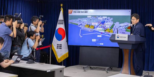 후쿠시마 원전 오염수 전문가 현장 시찰단 단장인 유국희 원자력위원회 위원장이 31일 오전 서울 종로구 정부서울청사에서  후쿠시마 등 일본 현지에서 진행한 현장 시찰단 주요 활동 결과를 발표하고 있다. 연합뉴스