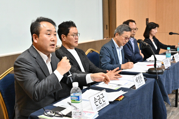 서울 강남구 한국과학기술회관에서 2일 열린 ‘국가도시공원조성 심포지엄’에서 손균근 국제신문 서울본부장, 배정한 서울대학교 교수, 김승환 동아대학교 명예교수(좌장), 박정호 국토교통부 녹색도시과장, 최혜영 성균관대학교 교수(왼쪽부터)가 발제 내용에 대해 토론하고 있다. 김정록 기자