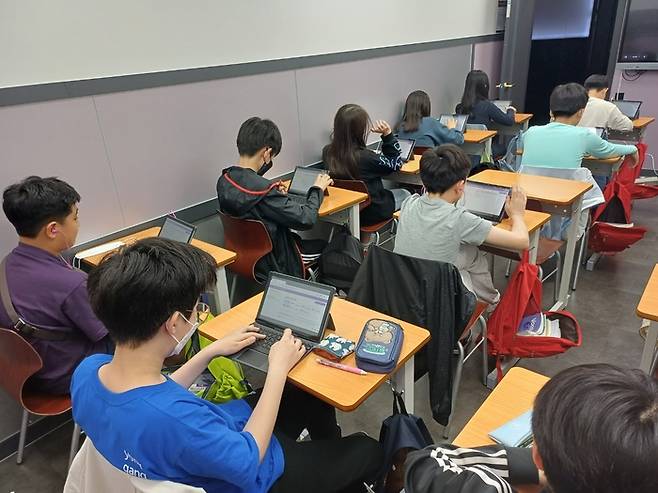 <사진설명 = 학생들의 에듀테스트 얼라이언스 CBT 시험 모습,  사진제공 플러스에듀>