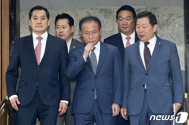 윤재옥 국민의힘 원내대표가 2일 오전 서울 여의도 국회에서 열린 원내대책회의에 참석하고 있다. 2023.6.2/뉴스1  Copyright (C) 뉴스1.