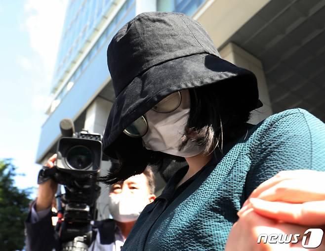 (부산=뉴스1) 윤일지 기자 = 온라인 과외 앱을 통해 처음 만난 또래 여성을 살해한 뒤 시신을 훼손·유기한 혐의로 구속된 정유정(23)이 2일 오전 부산 동래경찰서에서 검찰로 송치되고 있다. 정유정은 지난달 26일 부산 금정구 소재 피해자의 집을 찾아가 중고로 산 교복을 입고 피해자에게 자신이 중학생이라고 거짓말하고 잠시 대화를 나누다 흉기로 살해했다. 2023.6.2/뉴스1  Copyright (C) 뉴스1. All rights reserved. 무단 전재 및 재배포 금지.