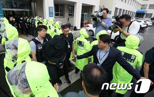 대구공항 착륙 중 항공기 비상문을 개방한 혐의(항공보안법 위반)로 긴급체포된 30대 남성 A씨가 28일 오후 대구 수성구 대구지방법원에서 열린 구속 전 피의자심문(영장실질심사)을 마친 뒤 법원을 나서고 있다./사진제공=뉴스1