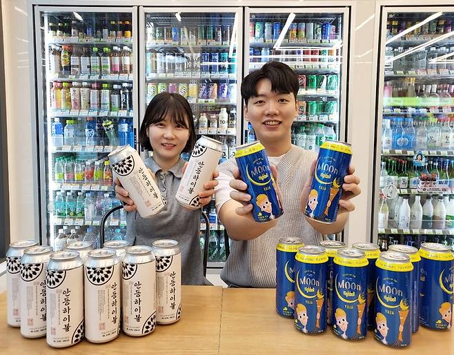 CU가 최근 전통주 ‘안동소주’를 활용한 하이볼 제품을 출시했다. 모델들이 ‘안동소주 하이볼’을 소개하고 있다. [BGF리테일 제공]