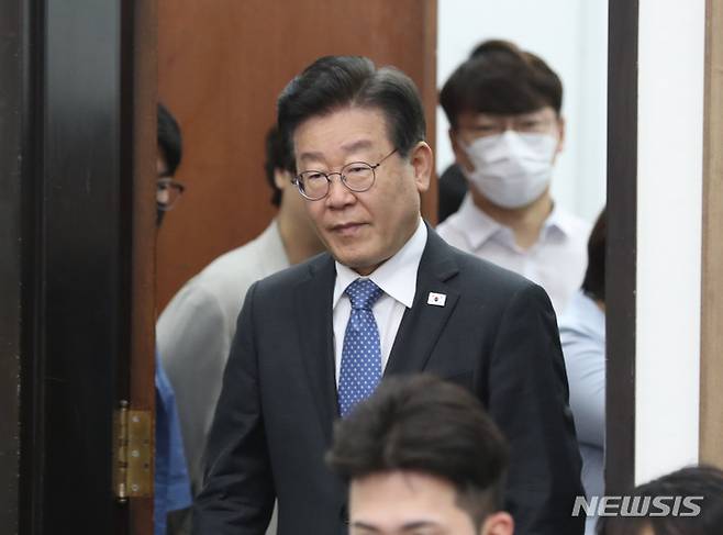 [서울=뉴시스] 전진환 기자 = 이재명 더불어민주당 대표가 2일 오전 서울 여의도 국회에서 열린 최고위원회의를 위해 회의실로 들어오고 있다. 2023.06.02. amin2@newsis.com