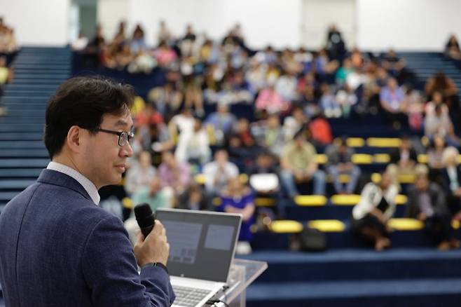 강연하는 서준석 지역협력센터장  *재판매 및 DB 금지